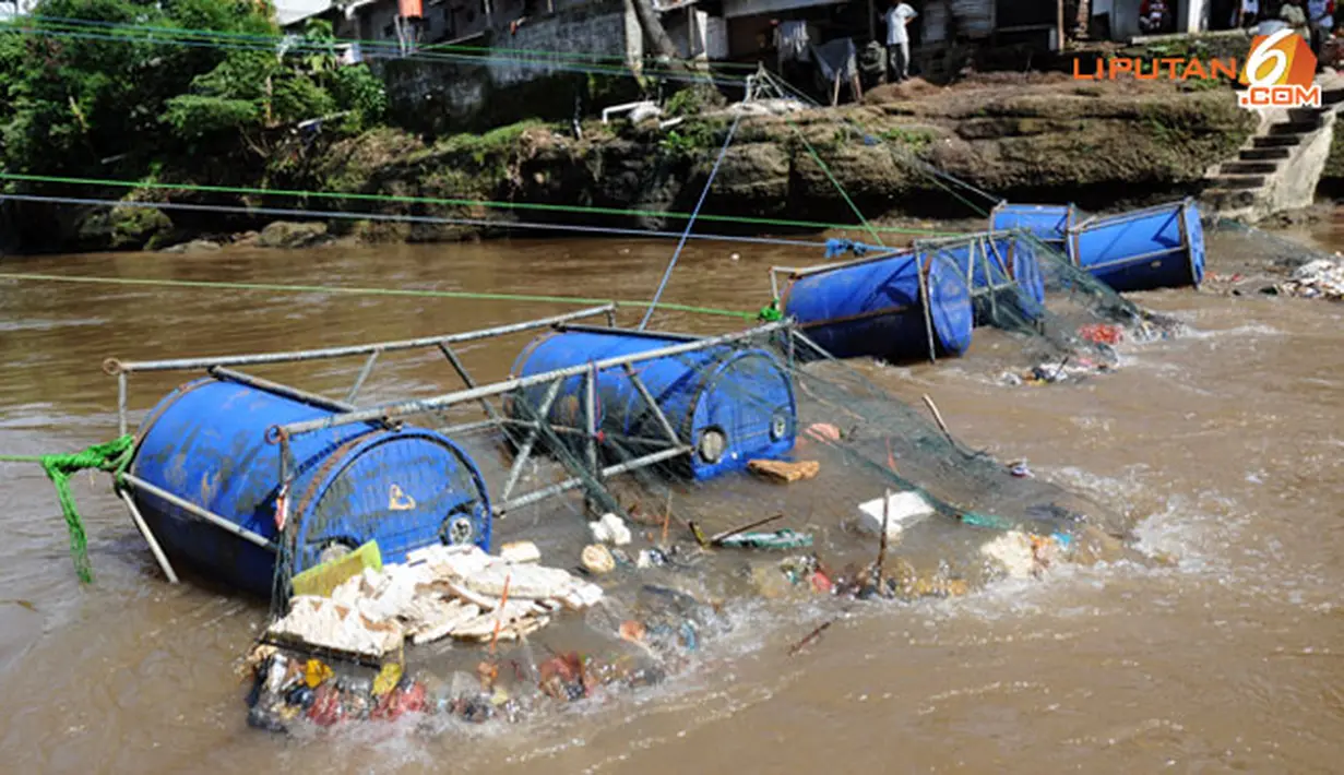 Penyaring sampah di Kali Ciliwung.(Liputan6.com/Helmi Fitriyansyah)