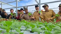 Menteri Pertanian (Mentan), Syahrul Yasin Limpo meninjau lokasiPenas Tani XVI tahun 2023 di Kota Padang, Selasa (30/5/2023). (Liputan6.com/ Novia Harlina)