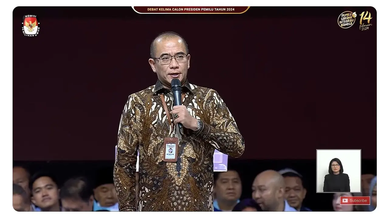 Ketua KPU RI Hasyim Asy'ari memberikan pidato di awal debat terakhir Pilpres 2024 yang digelar di Jakarta Convention Center (JCC), Senayan, Jakarta Pusat, Minggu (4/2/2024).