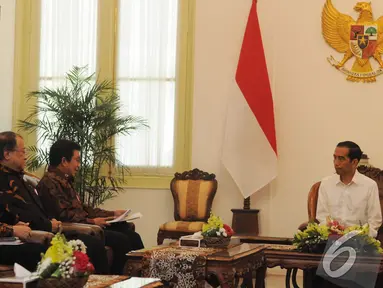 Presiden Joko Widodo bertemu dengan jajaran Dewan Komisioner Otoritas Jasa Keuangan (OJK) di Istana Merdeka, Jumat (31/10/2014). (Liputan6.com/Herman Zakharia)