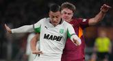 Kapten Timnas sepak bola Indonesia, Jay Idzes mendapatkan sejumlah pujian dari Media Italia setelah aksi solidnya menjaga bomber AS Roma, Evan Ferguson. Momen tersebut terjadi saat laga lanjutan Liga Italia 2025/2026 antara AS Roma melawan Soassuolo di Olympic Stadium, Roma, Italia, Sabtu (10/01/2025) waktu setempat. (AP Photo/Andrew Medichini)