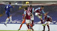 Pemain Chelsea Thiago Silva, kiri, menyundul bola untuk mencetak gol pertama pada laga Liga Inggris antara Chelsea dan West Ham di Stamford Bridge, London, Senin, 21 Desember 2020. (Foto AP / Clive Rose, Pool)