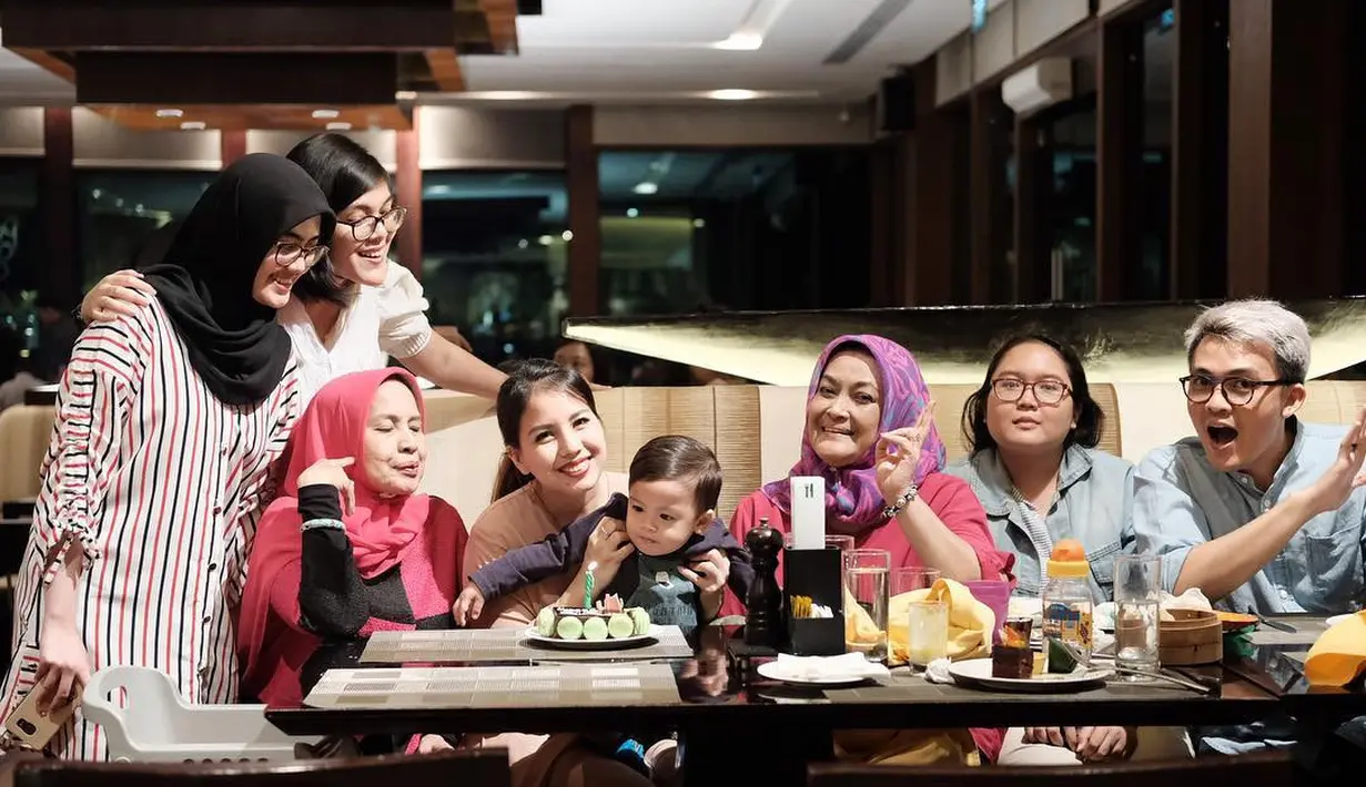 "Ini bukan krn Ayah gak happy, tp efek baru berhenti total merokok! Ayah jd kurang semangat, masih nyari kebiasaan baru, dan sedikit cranky," tulis Tya. (Instagram/tya_ariestya)