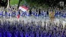 Atlet kontingen Indonesia memasuki stadion pada pembukaan Asian Games 2018 di Stadion Utama Gelora Bung Karno (SUGBK), Jakarta, Sabtu (18/8). Atlet renang I Gede Siman Sudartawa dipercaya menjadi pembawa bendera Merah Putih. (Liputan6.com/Ferbian Pradolo)