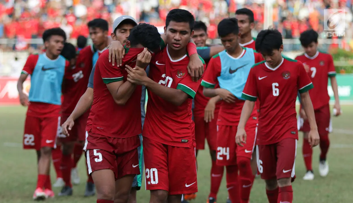 Pemain Timnas Indonesia U-19 menangis usai takluk dari Thailand di Piala AFF U-18 2017 di Stadion Thuwunna, Yangon, Jumat (15/9). Timnas Indonesia U-19 gagal ke final usai kalah 2-3 (0-0) dari Thailand lewat drama adu penalti. (Liputan6.com/Yoppy Renato)