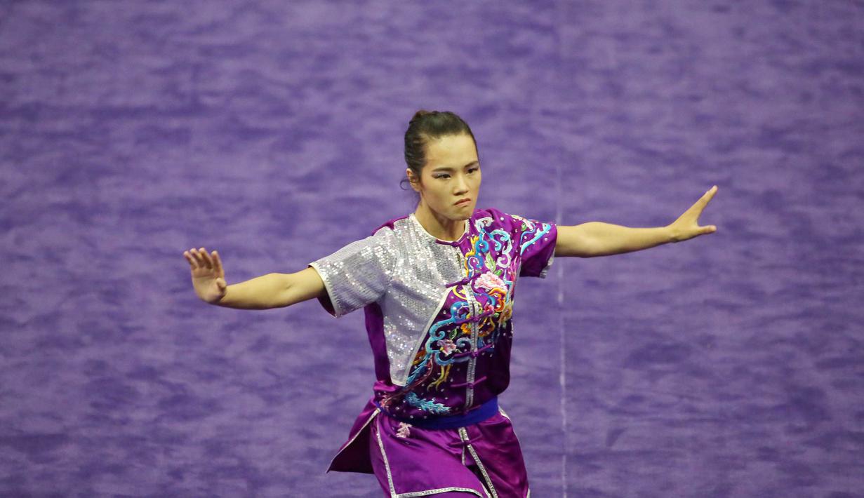 Atlet Wushu asal Vietnam, Thuy Linh Nguyen saat beraksi, pada Kejuaraan Dunia Wushu 2015 di Istora Senayan, Jakarta, Minggu(15/11/2015). (Bola.com/Nicklas Hanoatubun)