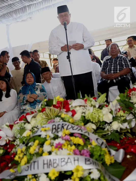 Presiden ke-6 Susilo Bambang Yudhoyono (SBY) memberikan sambutan saat prosesi pemakaman ibundanya, Siti Habibah di TPU Tanah Kusir, Jakarta, Sabtu (31/8/2019). Ibunda SBY, almarhumah Siti Habibah meninggal pada Jumat (30/8/2019) pukul 19.21 WIB. (merdeka.com/magang/Ahmad Sujana)