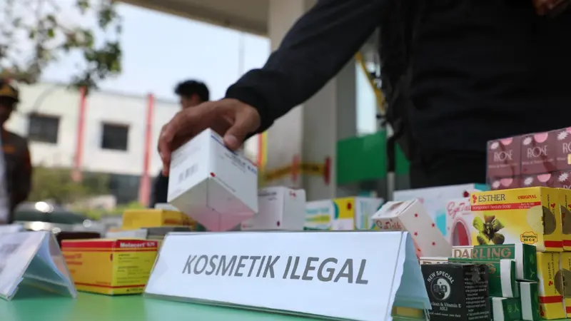 Badan Pengawas Obat dan Makanan (BPOM) bersama Bareskrim POLRI dan Polsek Teluk Naga menggerebek tiga toko kosmetik, 1 toko obat dan 1 rumah tinggal di Kecamatan Kosambi Tangerang, Banten. (Foto: Humas BPOM)