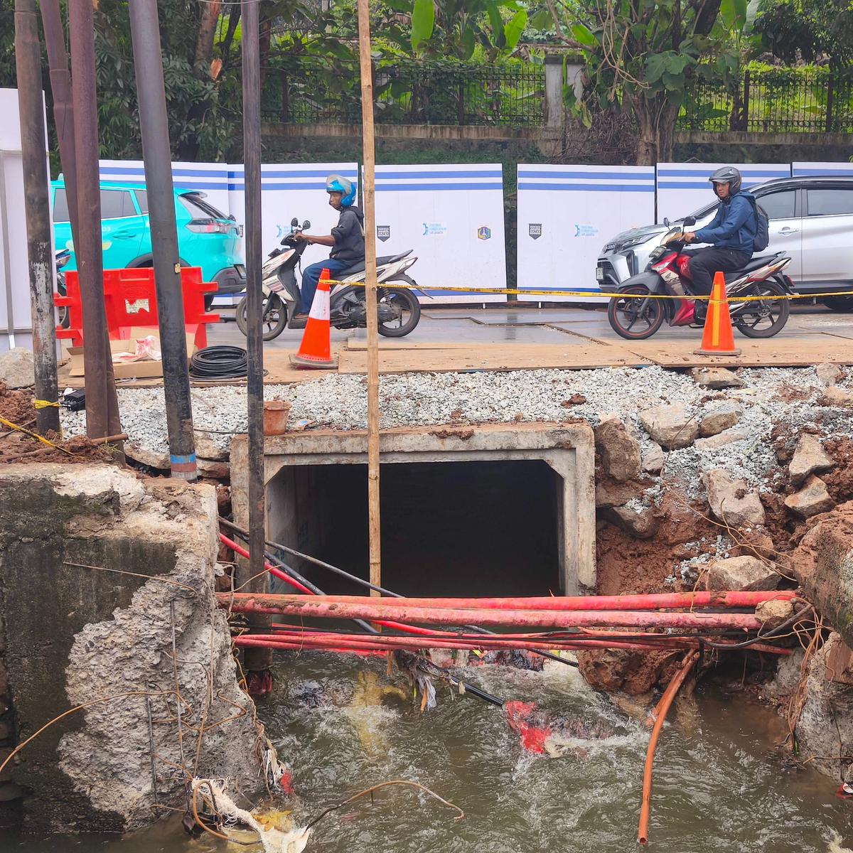 perbaikan jalan lenteng agung amblas