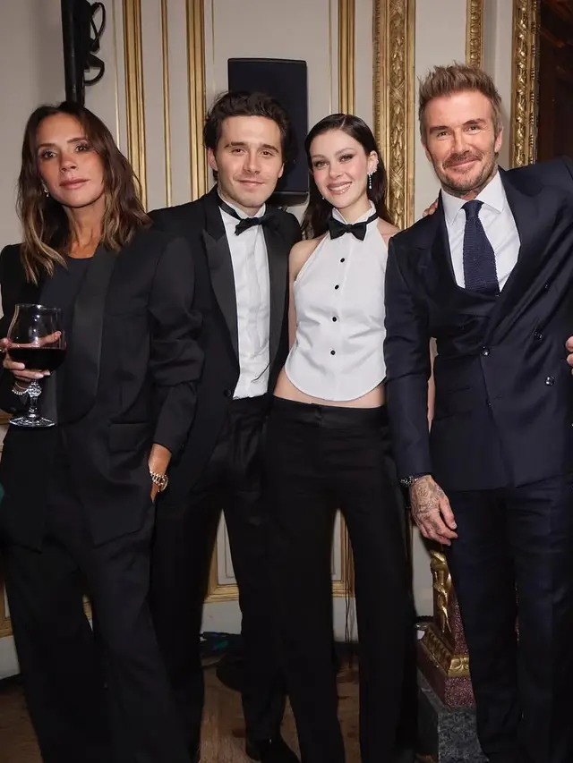 Gaya Fashionanble Victoria Beckham dan Nicola Peltz saat Bersama. [@nicolaannepeltzbeckham]