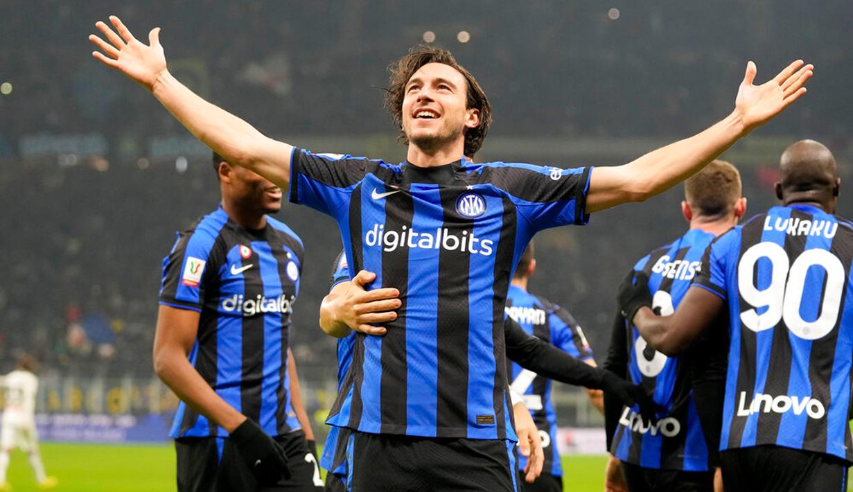 Pemain Inter Milan Matteo Darmian merayakan setelah mencetak gol ke gawang Atalanta pada pertandingan sepak bola perempat final Coppa Italia di Stadion San Siro, Milan, Italia, 31 Januari 2023. Inter Milan menang 1-0 atas Atalanta dan berhasil melaju ke semifinal Coppa Italia. (AP Photo/Antonio Calanni)
