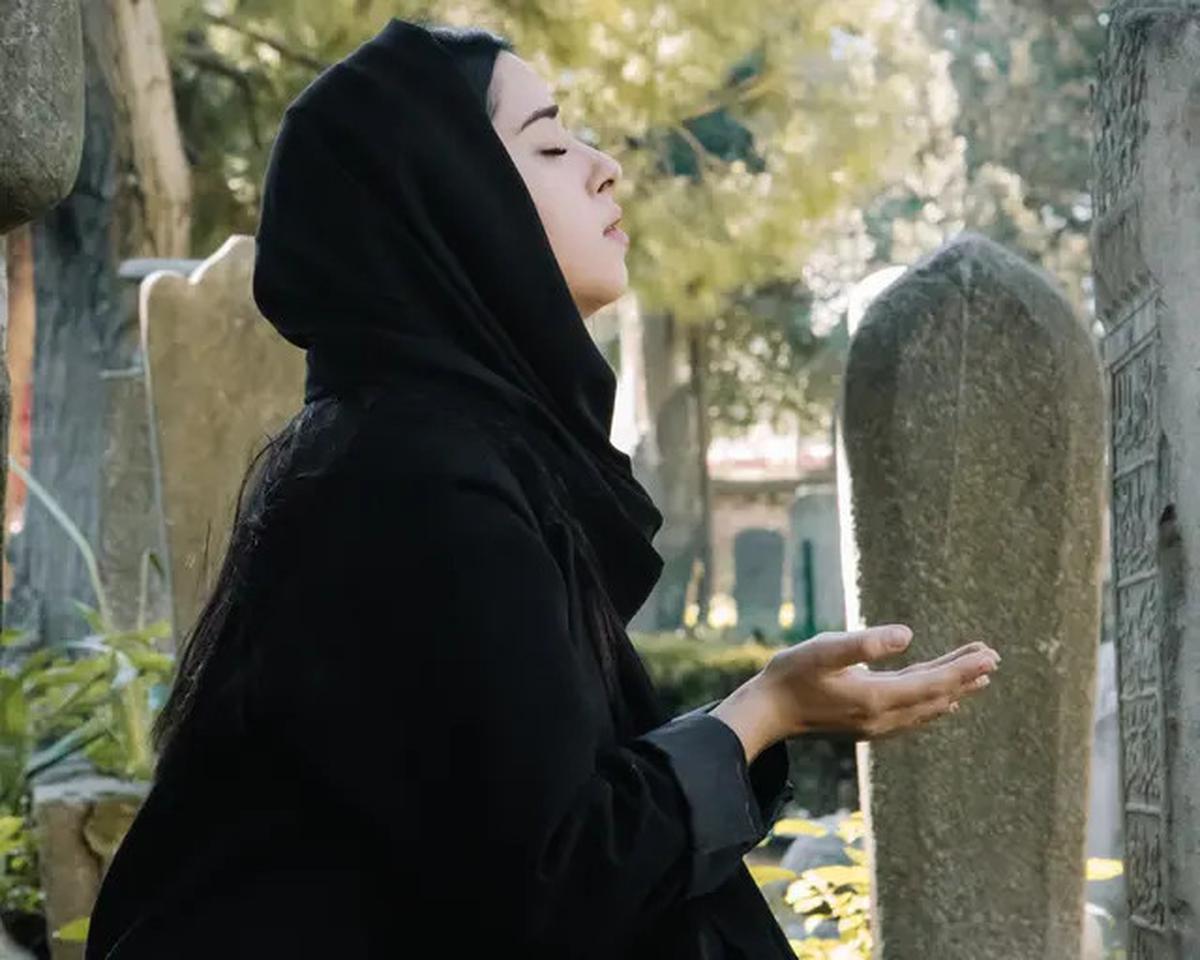 6 Adab Ziarah Kubur Sesuai Anjuran Sunnah yang Penting Diketahui