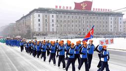 Warga Korea Utara mengikuti hari olahraga nasional di Pyongyang, Minggu (10/1/2016). (Yonhap News Agency/EPA)