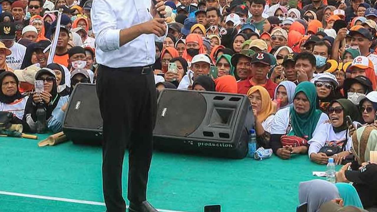 Kampanye akbar Anies Baswedan ini disesaki ribuan pendukung. Foto: AFP/Devi Rahman