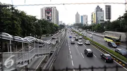 Kondisi Jalan Tol Jakarta-Cikampek yang relatif ramai di Kawasan Cawang, Jakarta, Sabtu (22/10). Tarif Tol Jakarta-Cikampek naik mulai berlaku pada Minggu, 23 Oktober 2016 pukul 00.00 WIB. (Liputan6.com/Helmi Affandi)