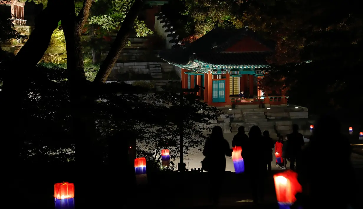 Orang-orang menikmati tur sinar rembulan sembari membawa lentera di dalam Istana Changdeokgung di Seoul, Korea Selatan, pada 29 Oktober 2020. Istana Changdeokgung terdaftar sebagai situs warisan dunia UNESCO pada tahun 1997. (Xinhua/Wang Jingqiang)