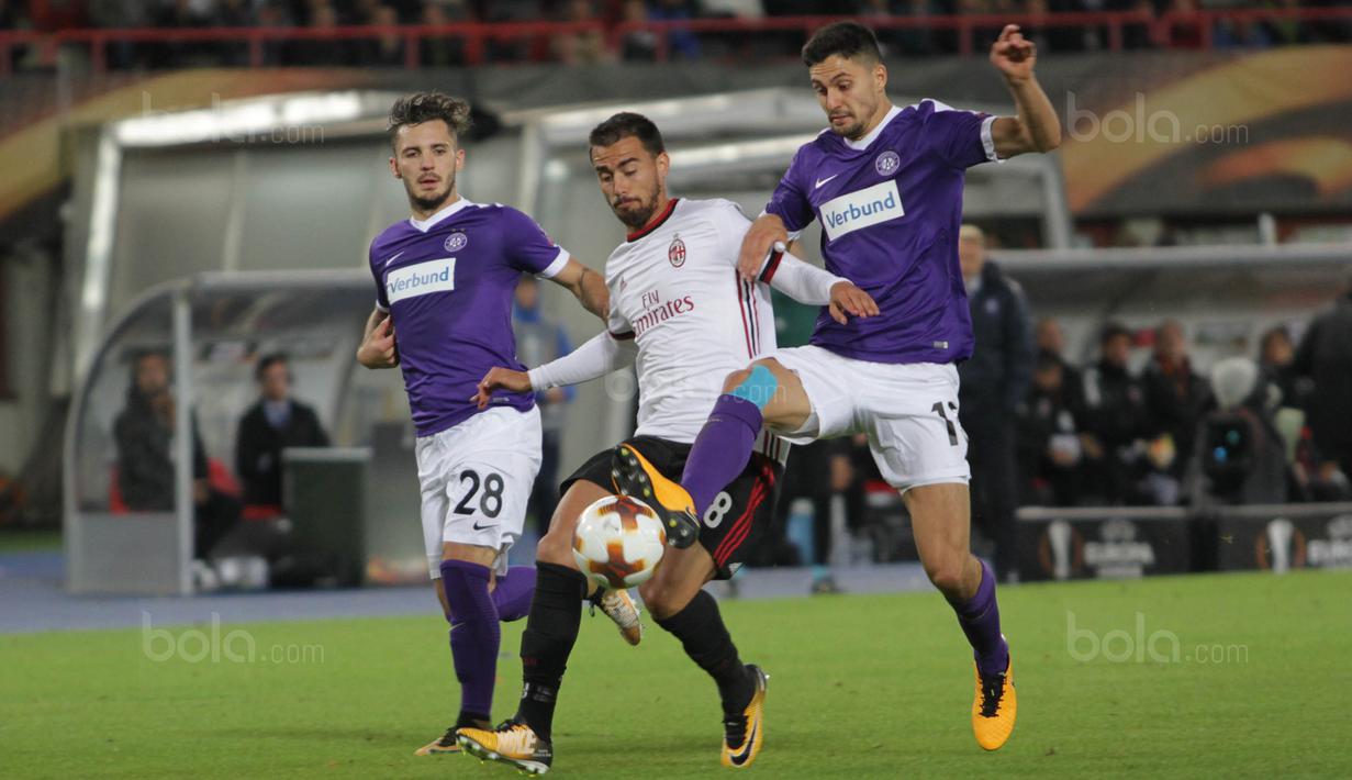 Gelandang AC Milan, Suso, menggiring bola berusaha melewati hadangan pemain Austria Wien pada laga Liga Europa di Stadion Stadion Ernst Happel, Wien, Kamis (14/9/2017). Wien kalah 1-5 dari Milan. (Bola.com/Reza Khomaini)