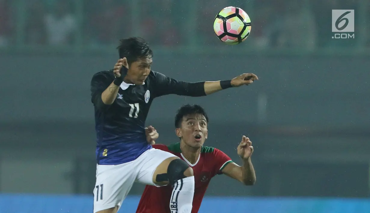 Gelandang Timnas Indonesia, Bayu Pradana berebut bola dengan pemain Kamboja, Chan Vathanaka pada laga persahabatan di Stadion Patriot Candrabhaga, Bekasi, Rabu (4/10). Timnas Indonesia menang 3-1 atas Kamboja. (Liputan6.com/Helmi Fithriansyah)