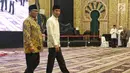 Presiden Joko Widodo didampingi Ketua DPD Oesman Sapta Odang menghadiri undangan buka puasa bersama di Jakarta, Rabu (14/5/2019). Acara buka puasa tersebut dihadiri sejumlah tokoh-tokoh dan petinggi partai politik. (Liputan6.com/Johan Tallo)