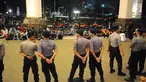 Aparat Kepolisian berjaga di depan pintu masuk lobby debat cawapres 2019 di Hotel Sultan, Jakarta, Minggu (17/3). Polisi menerapkan empat ring pengamanan yang dijaga oleh Paspampres, TNI Polri, dan Polda Metro Jaya. (Liputan6.com/Angga Yuniar)