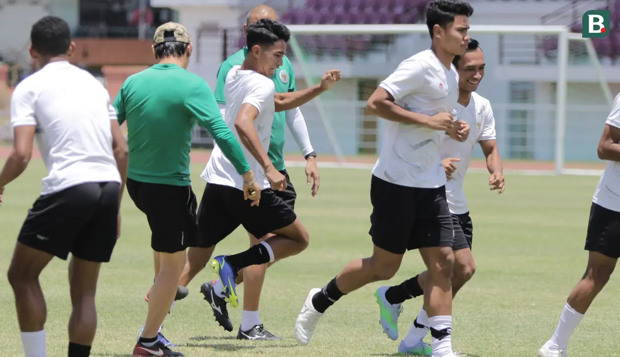 Marselino berusaha mengejar rekannya, namun ia tidak bisa menghindar dan harus melewati pelatih asal Korea Selatan tersebut. (Bola.com/Ikhwan Yanuar)