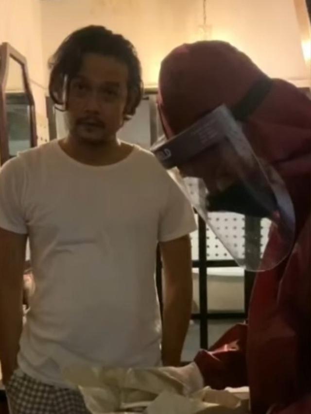 Tidak Melawan dan Kooperatif, Ini 5 Potret Penangkapan Dwi Sasono di Rumahnya