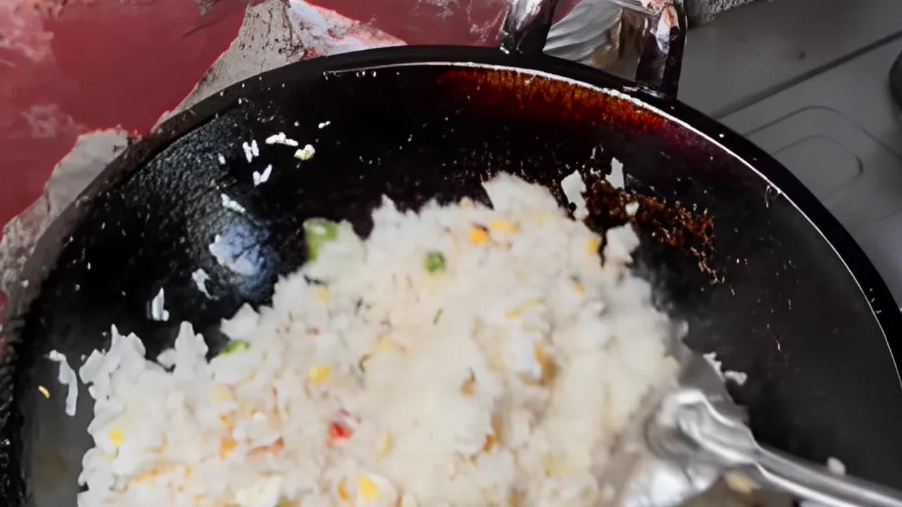 Mencicipi Nasi Goreng Miskin di Karawang, Harganya Hanya Rp5 Ribu per Porsi
