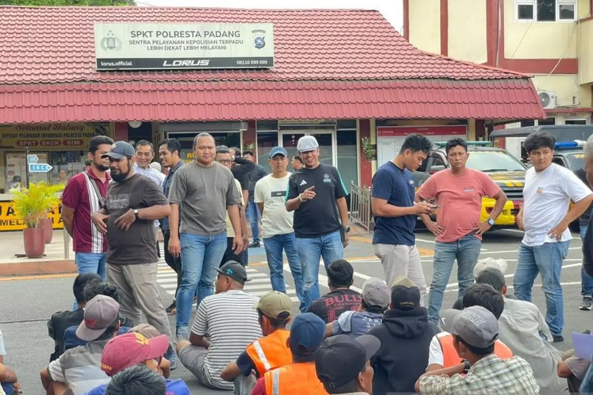 Personel Polresta Padang menjaring puluhan terduga pelaku premanisme di kawasan Pasar Raya Padang pada Sabtu (14/2) sore (Istimewa)