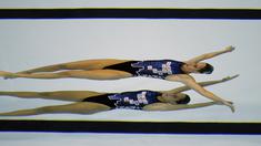 Perenang indah Argentina, Etel Sanchez dan Sofia Sanchez berenang di bawah air saat berlomba di nomor Duet Technical Routine Renang Indah Pan Am Games di Toronto, Kanada. (9/7/2015). (AP Photo/Mark Humphrey)