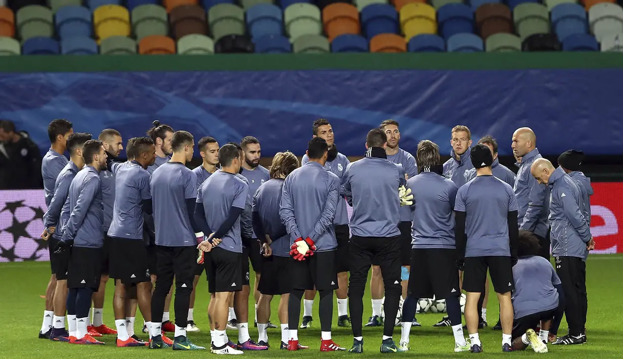 Pelatih Real Madrid, Zinedine Zidane, memberikan instruksi saat latihan jelang laga Liga Champions. Namun Cristiano Ronaldo tidak pernah melakukan selebrasi usai membobol gawang Sporting Lisbon. (AP/Armando Franca)
