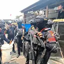 Potret Polisi Bersenjata Lengkap Kembali Kepung Kampung Ambon