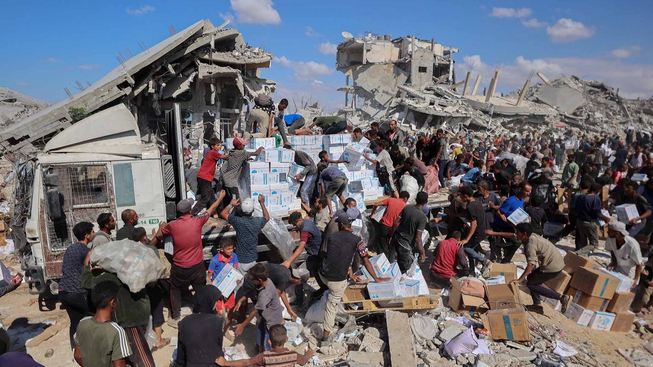 FOTO: Di Tengah Gencatan Senjata, Warga Gaza Berebut Bantuan Bahan Makanan untuk Bertahan Hidup