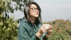 Twindy merupakan aktris yang memiliki cukup banyak penggemar. Ia tampak menikmati suasana saat sedang di alam dengan memegang secangkir minuman di tangannya. Penampilannya dengan kacamata begitu menawan. (Liputan6.com/IG/@twindyrarasati)