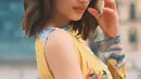 Rambut pendek Cinta Laura yang dicurly dan lirikan mata di balik sunglasses bikin siapapun terpesona [@claurakiehl]