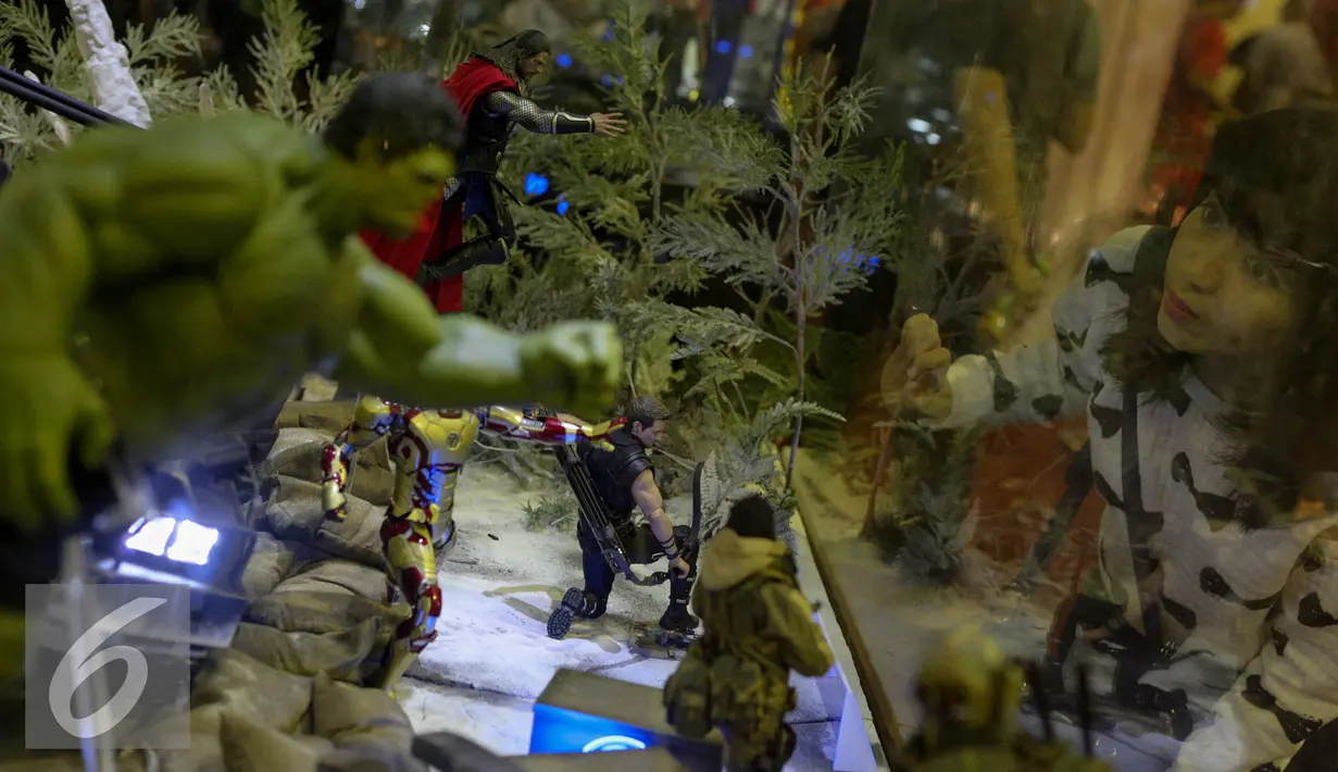 Seorang pengunjung melihat mainan yang dipamerkan di Toys Fair 2015 di Balai Kartini, Jakarta, Minggu (16/8/2015). Pameran ini menampilkan 250 booth, mulai dari komik hingga perlengkapan cosplay. (Liputan6.com/Faizal Fanani)