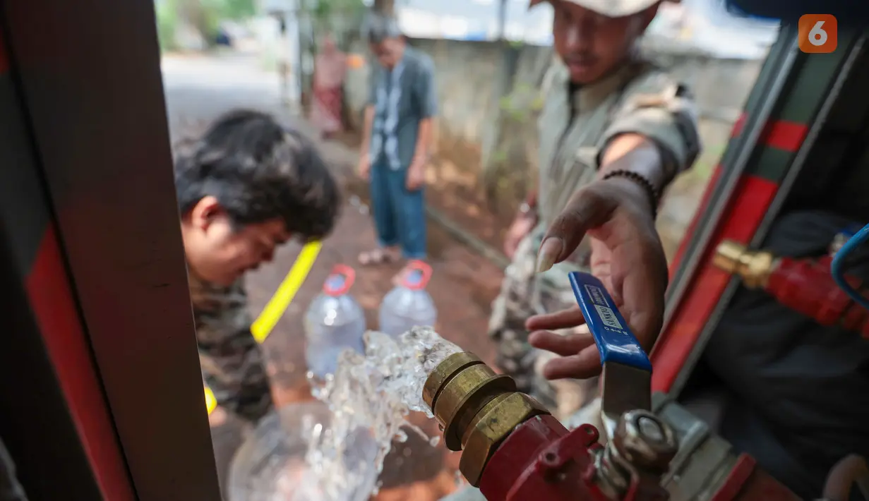 Petugas mendistribusikan air bersih kepada warga RW 05, Kelurahan Lenteng Agung, Jagakarsa, Jakarta Selatan, Selasa (22/9/2026). Penyaluran dilakukan untuk membantu memenuhi kebutuhan air bersih warga yang terdampak kekeringan. (KLY/Budy Santoso)