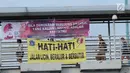 Spanduk dukungan untuk Gatot Nurmantyo terpampang di JPO Pasar Baru Jalan Dr Sutomo, Jakarta, Minggu (1/4). Terdapat tulisan "Pemimpin masa depan Indonesia 2019-2024," pada spanduk yang belum diketahui siapa pemasangnya. (Liputan6.com/Helmi Fithriansyah)