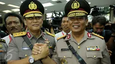 Komjen Pol Budi Waseso (kiri) berjabat tangan dengan Komjen Pol Anang Iskandar usai upacara serah-terima jabatan di Aula Rupatama Mabes Polri, Jakarta, Senin (7/9). Anang resmi menjabat Kabareskrim menggantikan Budi Waseso. (Liputan6.com/Faizal Fanani)