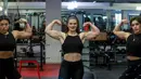 Binaragawan Yordania, Dana Sombouloglu menunjukkan ototnya selama sesi latihan di gym di ibukota Amman 29 Januari 2020. Awalnya Soumbouloglou suka menonton kompetisi binaraga Ms Olympia ketika dia masih kecil dan memimpikan dapat berlaga dan bersaing di dalamnya suatu hari. (AFP/Khalil Mazraawi)