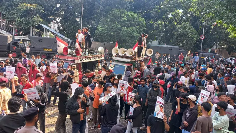 Sejumlah mahasiswa yang tergabung dalam Gerakan Mahasiswa Peduli Rakyat (Gempur) melaporkan Wakil Ketua DPR RI Muhaimin Iskandar atau Cak Imin ke Komisi Pemberantasan Korupsi (KPK), Jumat (9/8/2024).