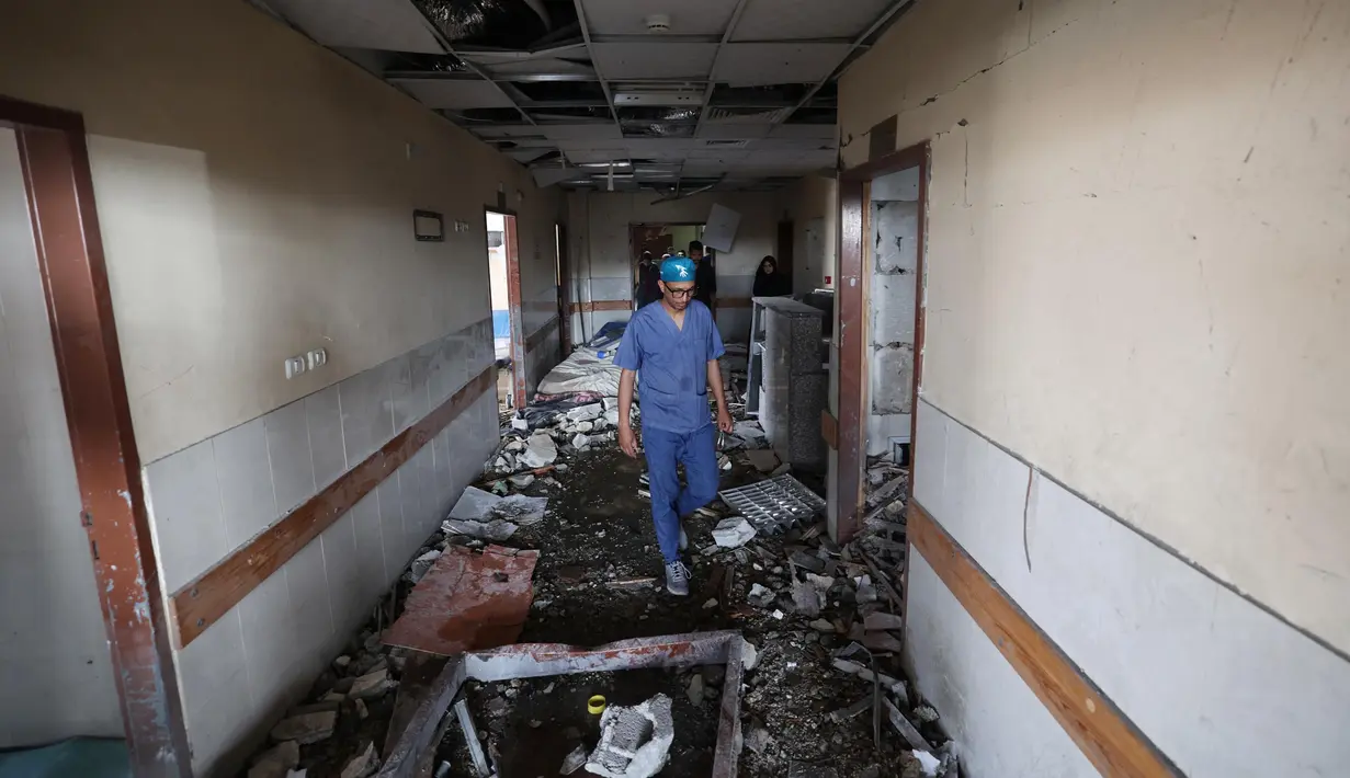 Salah satu staf rumah sakit Palestina memeriksa kerusakan di dalam rumah sakit Nasser di Khan Yunis, Jalur Gaza selatan, menyusul serangan Israel pada 13 Mei 2025. (Eyad BABA/AFP)