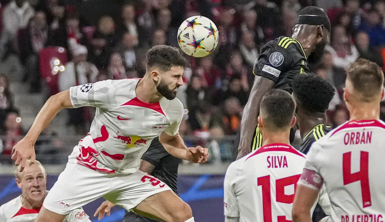 Bek Real Madrid Antonio Rudiger menyundul bola di sebelah bek RB Leipzig Josko Gvardiol pada pekan ke-5 Grup F Liga Champions 2022/2023 di Red Bull Arena, Rabu (26/10/2022) dinihari WIB. Real Madrid tumbang 2-3 di tangan tuan rumah RB Leipzig. (AP Photo/Matthias Schrader)