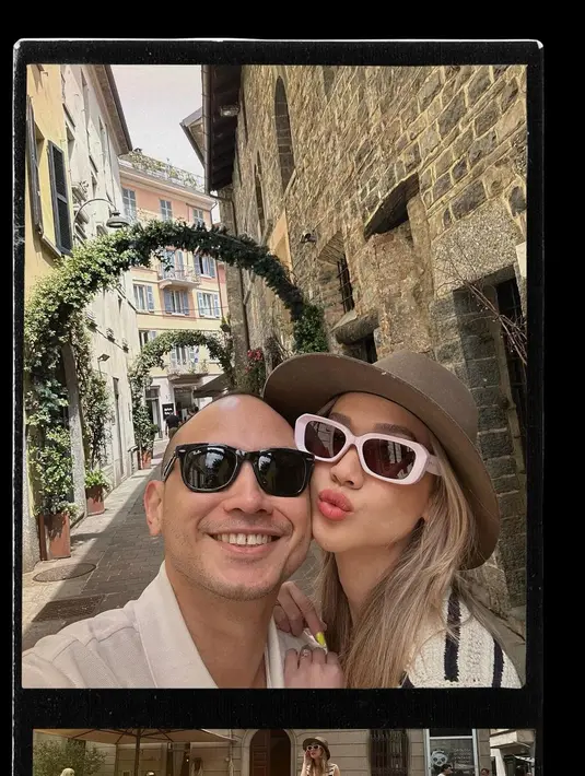 Di potret selfie yang satu ini, keduanya juga tampil serasi dengan outfit bernuansa nude dan sunglasses dengan frame yang gemas. [Foto: Instagram/itsmebcl]