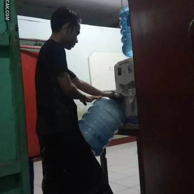 6 Potret Botol Air Mineral Dijadikan Pengganti Galon Ini Bikin Tepuk Jidat