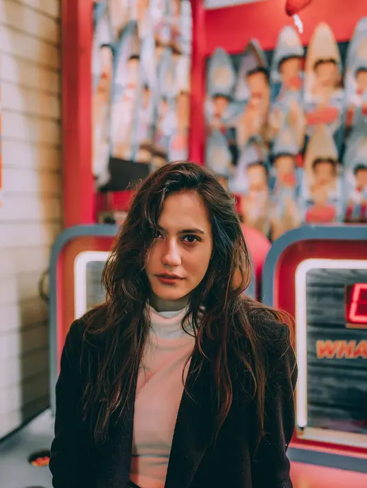 "Justru kalau karakter dan adegan berat yah harus setres. Kalau nggak stres nggak menyatu dengan momennya," jelas Pevita Pearce. (instagram/pevpearce)