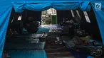 Suasana tenda pengungsian korban rumah ambles di Lodan Raya, Pademangan, Jakarta Utara, Kamis (22/11). Sebanyak delapan kepala keluarga (KK) diungsikan akibat rumah mereka ambles kena imbas pengerukan Anak Kali Ciliwung. (Liputan6.com/Faizal Fanani)