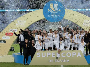 Pemain Real Madrid Sergio Ramos (tengah) mengangkat trofi juara Piala Super Spanyol bersama rekan-reakannya usai mengalahkan Atletico Madrid pada pertandingan final di King Abdullah Stadium, Jeddah, Arab Saudi, Senin (13/1/2020). Real Madrid menang adu penalti 4-1. (AP Photo/Hassan Ammar)