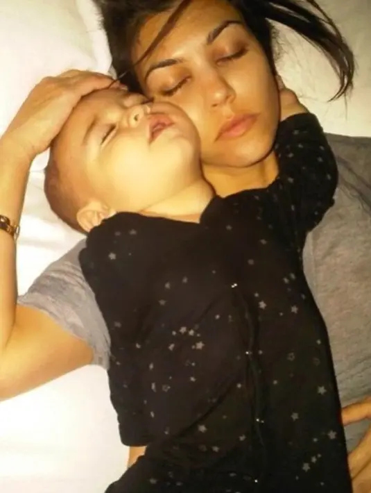 Nah! Ini ketika Kourtney tengah tidur dengan sang anak! (instagram/kourtneykardashian