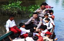Unik! Tempuh Jalur Sungai, Polantas Banjarmasin Gencar Edukasi Lalu Lintas ke Siswa SD