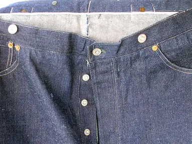 Foto tanpa tanggal disediakan oleh Daniel Buck Auctions menunjukkan bagian dari sepasang  celana jeans yang diproduksi oleh Levi Strauss & Co. Celana jeans berusia 125 tahun tersebut terjual hampir US $ 100.000 atau sekitar Rp 10 Miliar. (AP Photo)